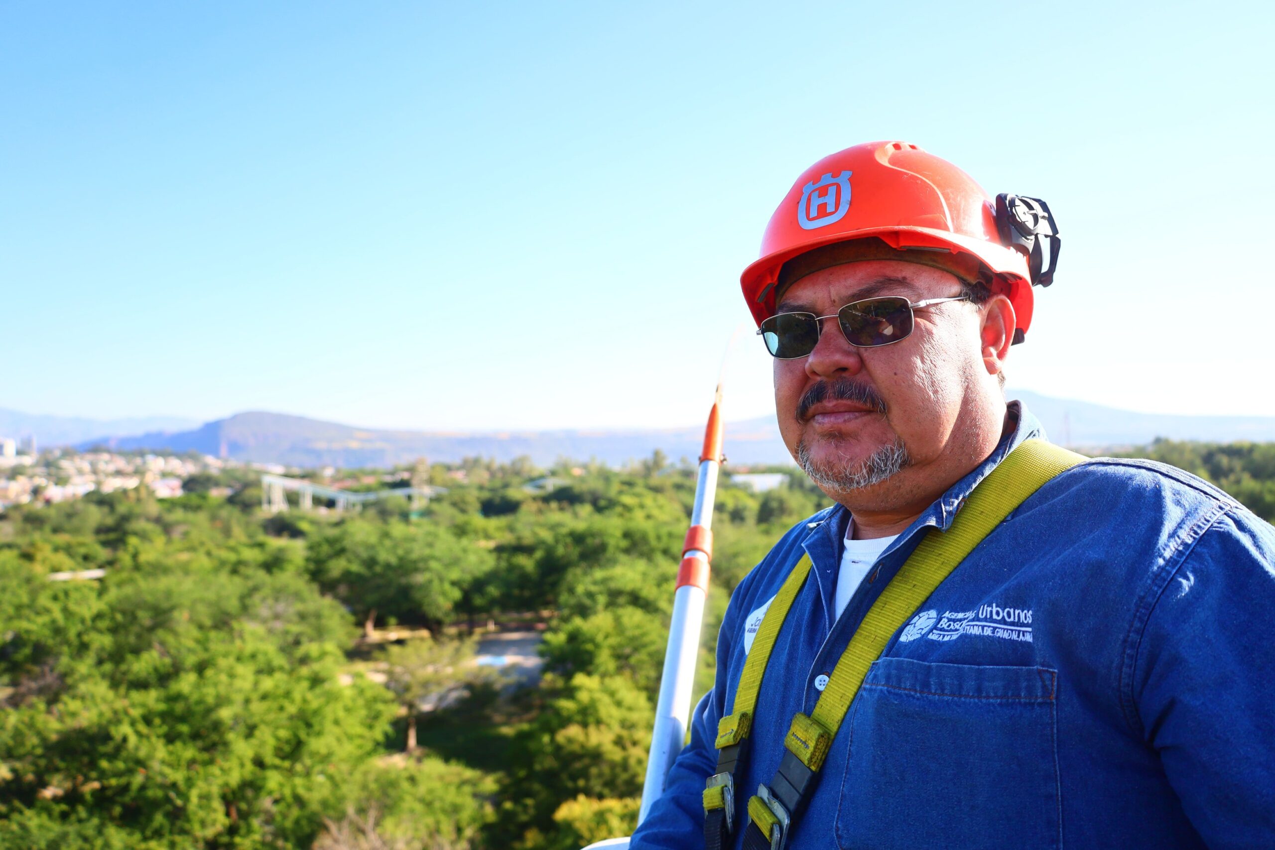Libera AMBU de muérdago al Parque Natural Huentitán